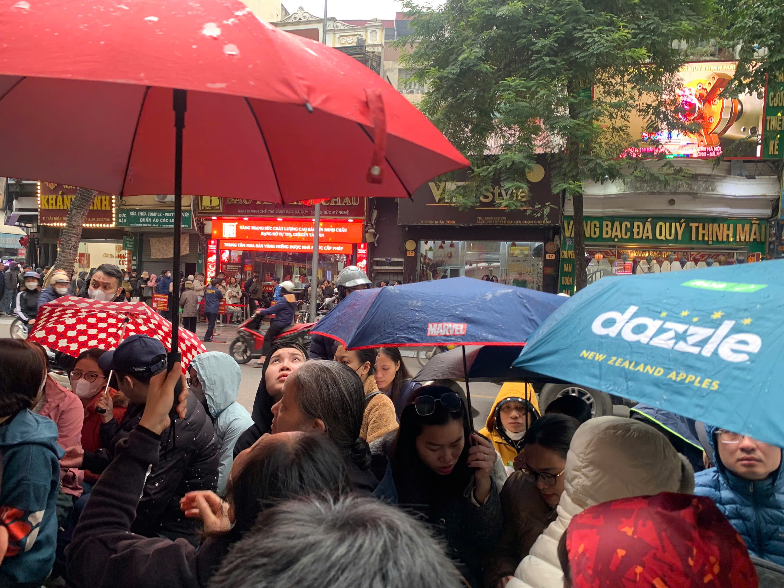 Hàng trăm người xếp hàng chờ mua vàng mặc kệ trời mưa.