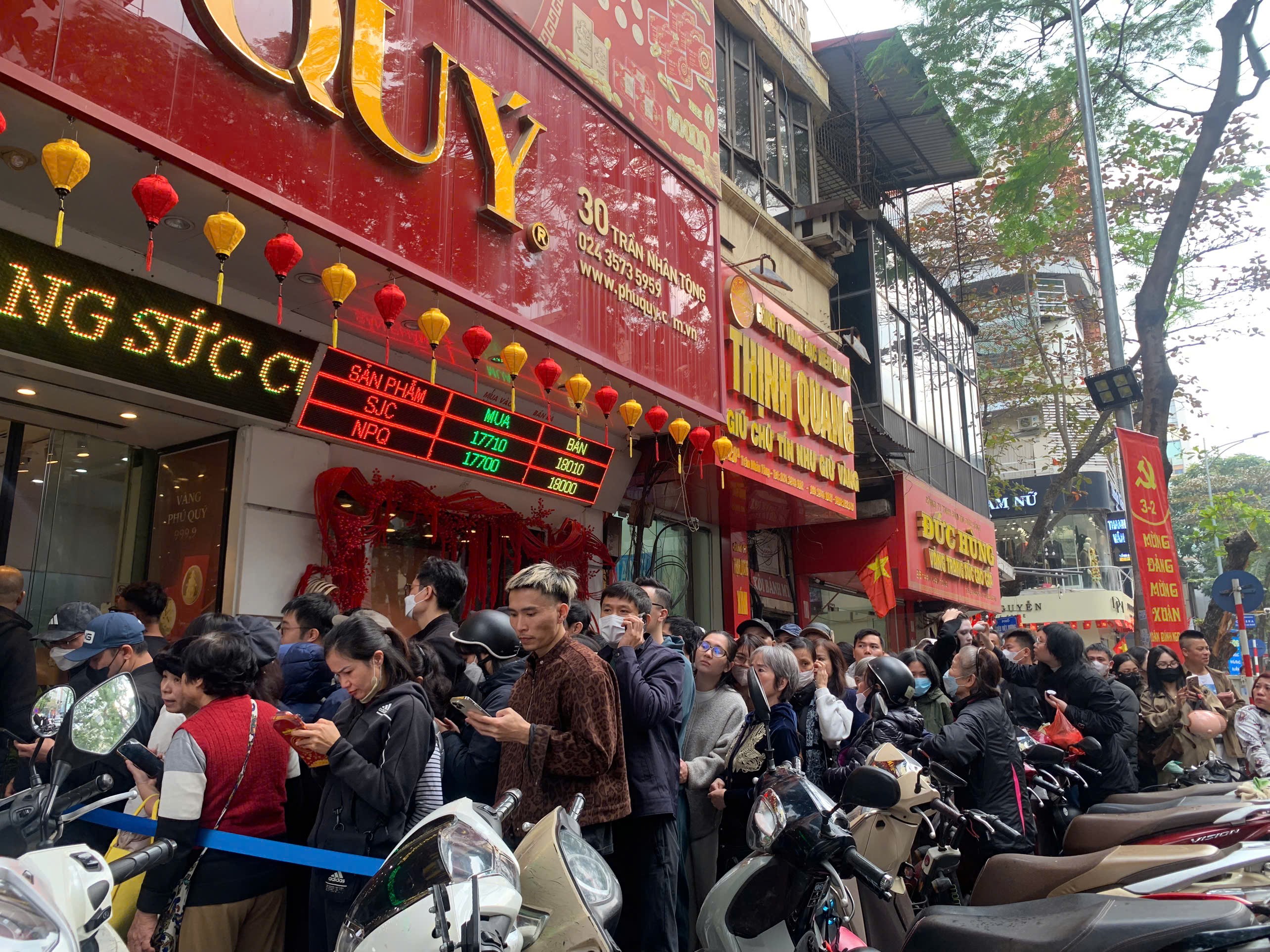 Người dân chen chúc trên vỉa hè.