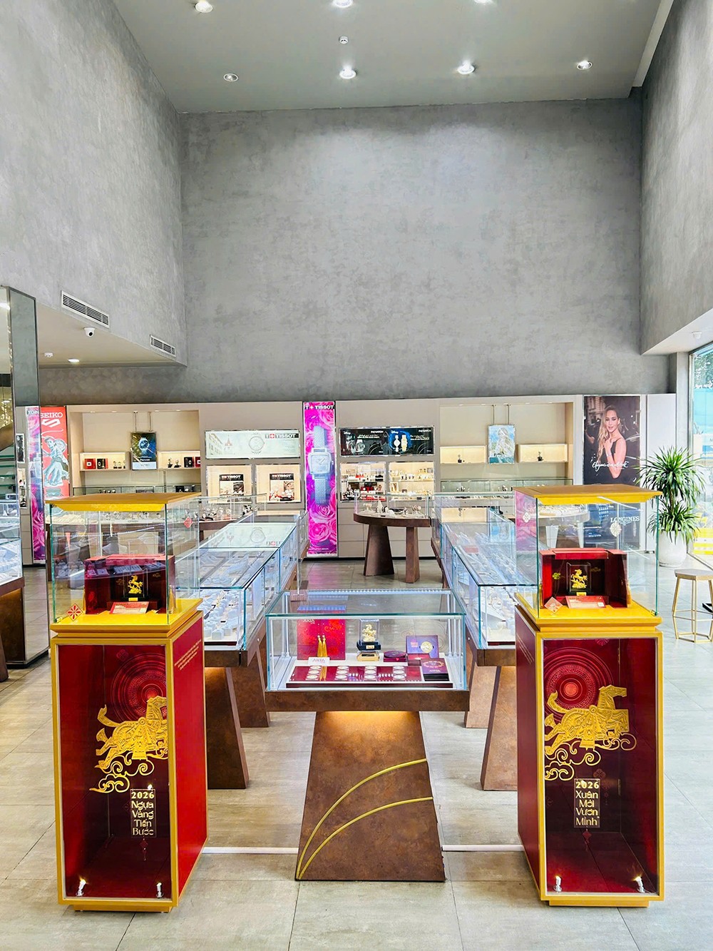 Bên cạnh xuất hiện trong các thiết kế bao bì, PNJ còn mang tinh thần “Ngựa sắt” đến với không gian trưng bày sản phẩm tại PNJ NEXT. Ảnh: PNJ.