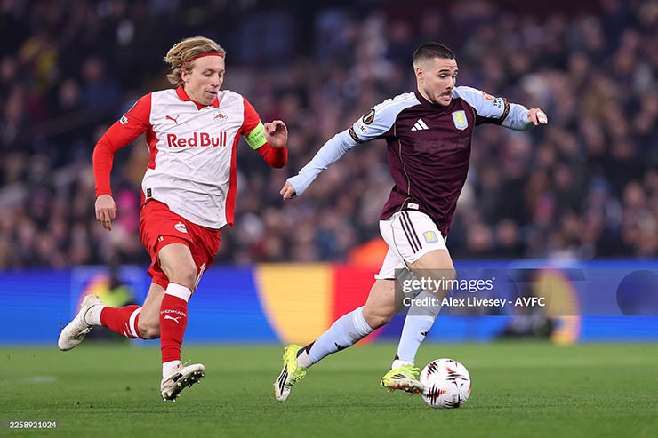 Aston Villa (bên phải) ngược dòng thành công