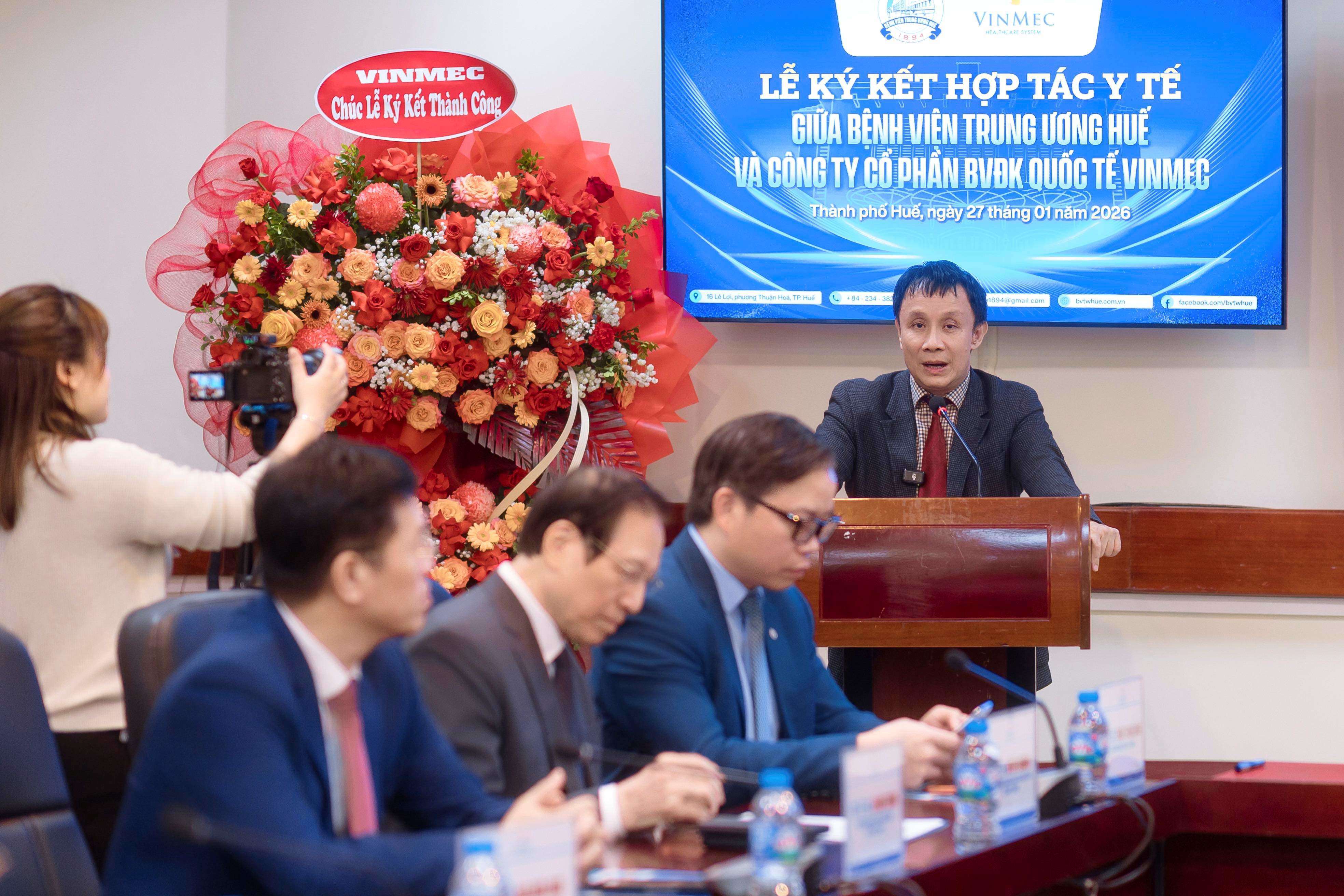 GS.TS.BS Phạm Như Hiệp - Giám đốc Bệnh viện Trung ương Huế vui mừng phát biểu tại lễ ký kết với Hệ thống y tế Vinmec.