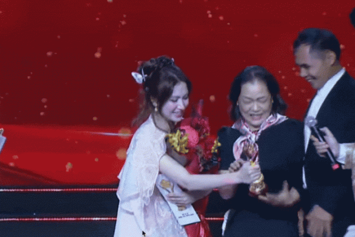 Hòa Minzy bị chỉ trích cướp sóng ở Mai Vàng