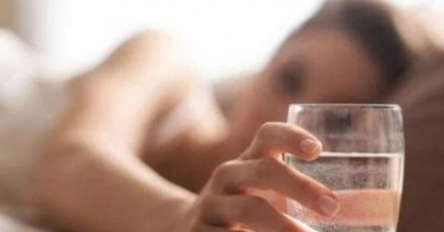 Uống nước ấm trước khi đi ngủ có thể mang lại điều gì cho cơ thể?