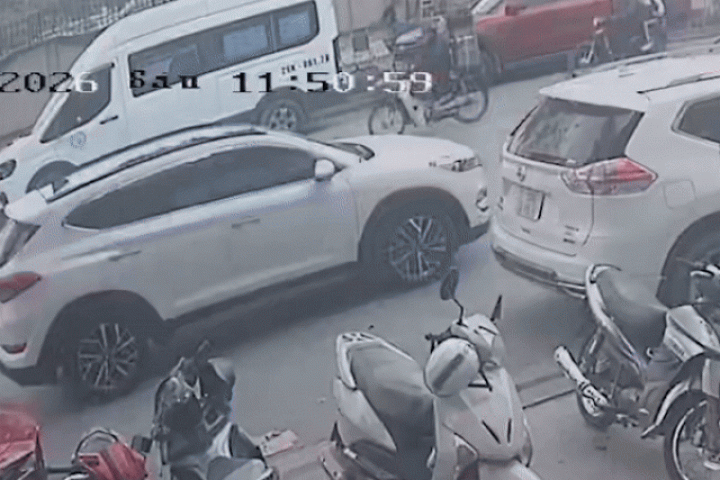 Khoảnh khắc ôtô 5 chỗ tông liên hoàn 4 xe máy trên phố Hà Nội