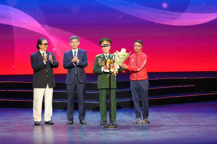 Cụ Cung Bỉnh Di, 92 tuổi khiến khán phòng xúc động với những câu chuyện lịch sử bắn súng Việt Nam