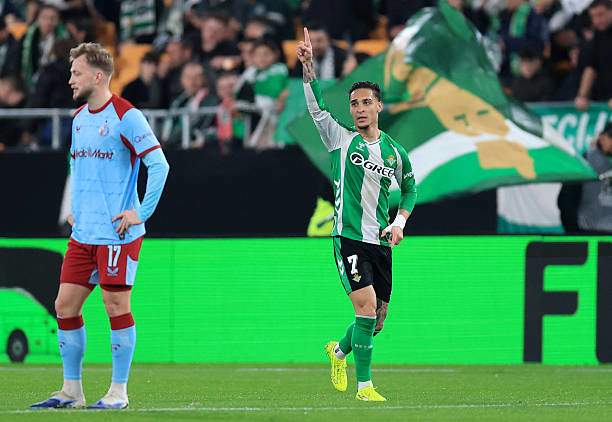 Antony bùng nổ đưa Betis dẫn 2 bàn trong hiệp 1 dù phải cố chịu cơn đau háng