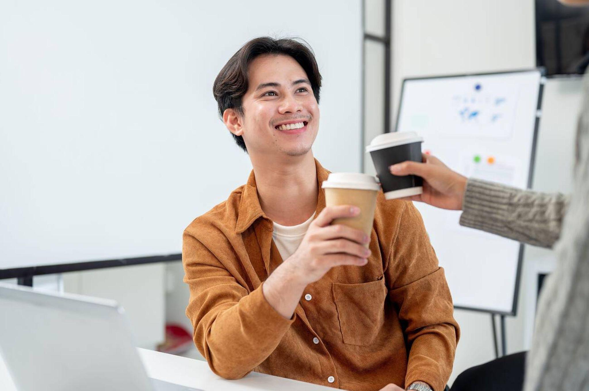 Một ly đồ uống quen thuộc nơi văn phòng cũng có thể trở thành lời cảm ơn tinh tế. Nguồn ảnh: Shutterstock