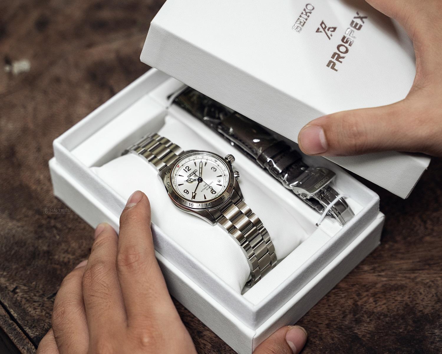 Chiếc đồng hồ Seiko Prospex dây kim loại kèm dây da đạt chuẩn LWG