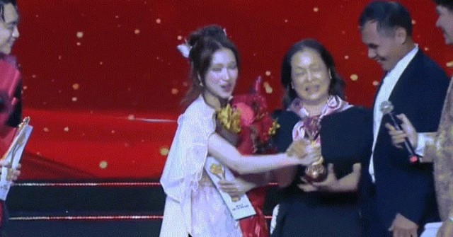 Hòa Minzy bị chỉ trích cướp sóng ở Mai Vàng