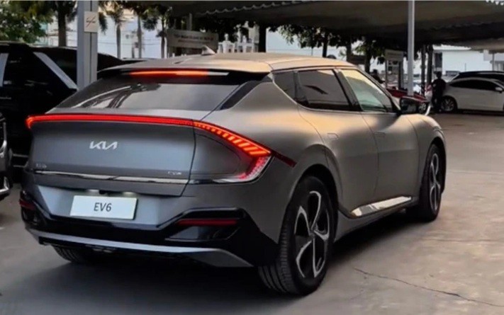 Xe được trang bị bộ pin 77,4kWh và có công suất lên đến 320 mã lực.