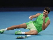 Lý do Alcaraz tập tễnh vẫn hạ Zverev sau 5 set, vào chung kết Australian Open?