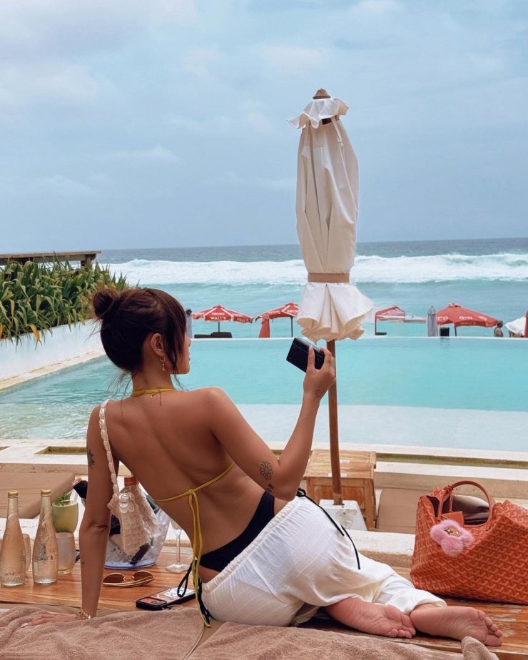 Nhiều khán giả nhận xét hình ảnh của Phương Ly trông như các It Girl Âu Mỹ. 'Cổ đẹp mà cổ slay quá'; 'Phương Ly da nâu nhìn cuốn cuốn sao ấy'; 'Body nhức nách lại thêm da nâu trông khỏe khoắn, sexy quá'..., một số người hâm mộ bình luận.