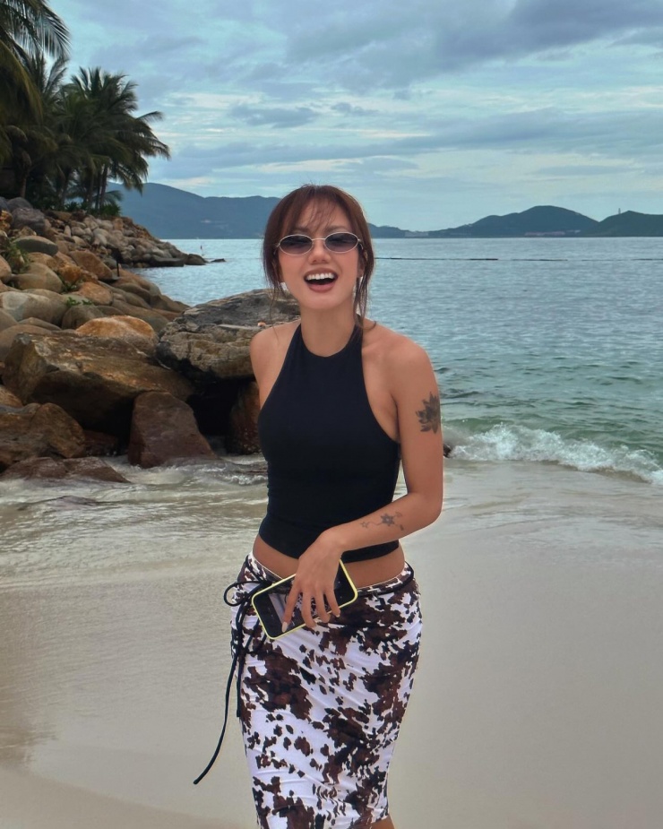 Người đẹp chuộng những bộ cánh Y2K tựa như ca sĩ teenpop thập niên 2000. Cùng với làn da nâu, Phương Ly còn yêu thích lối trang điểm đậm tông nude.