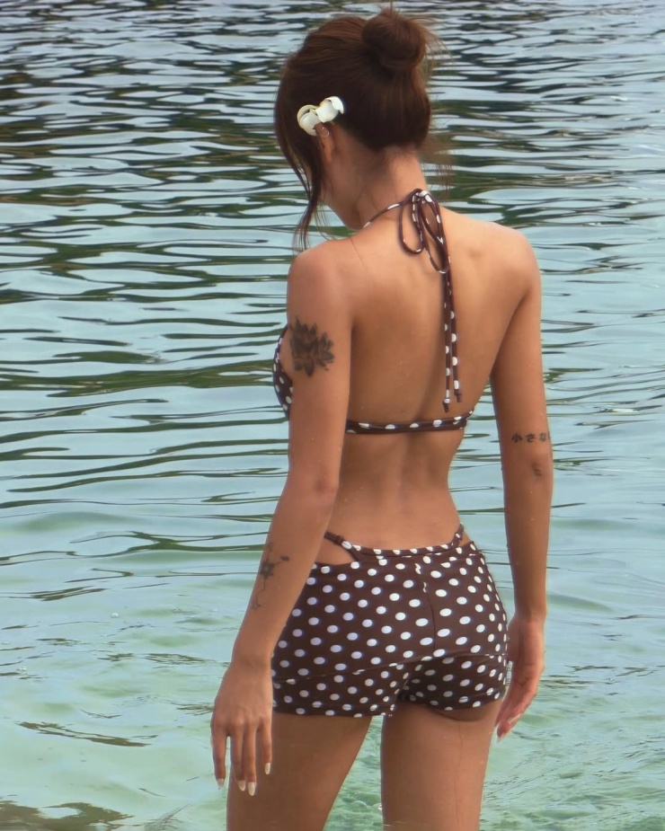 Từ khi nhuộm da nâu, 'em xinh' tích cực đi biển khoe hình thể. Cô ưu tiên các mẫu bikini táo bạo, có nhiều khoảng hở.