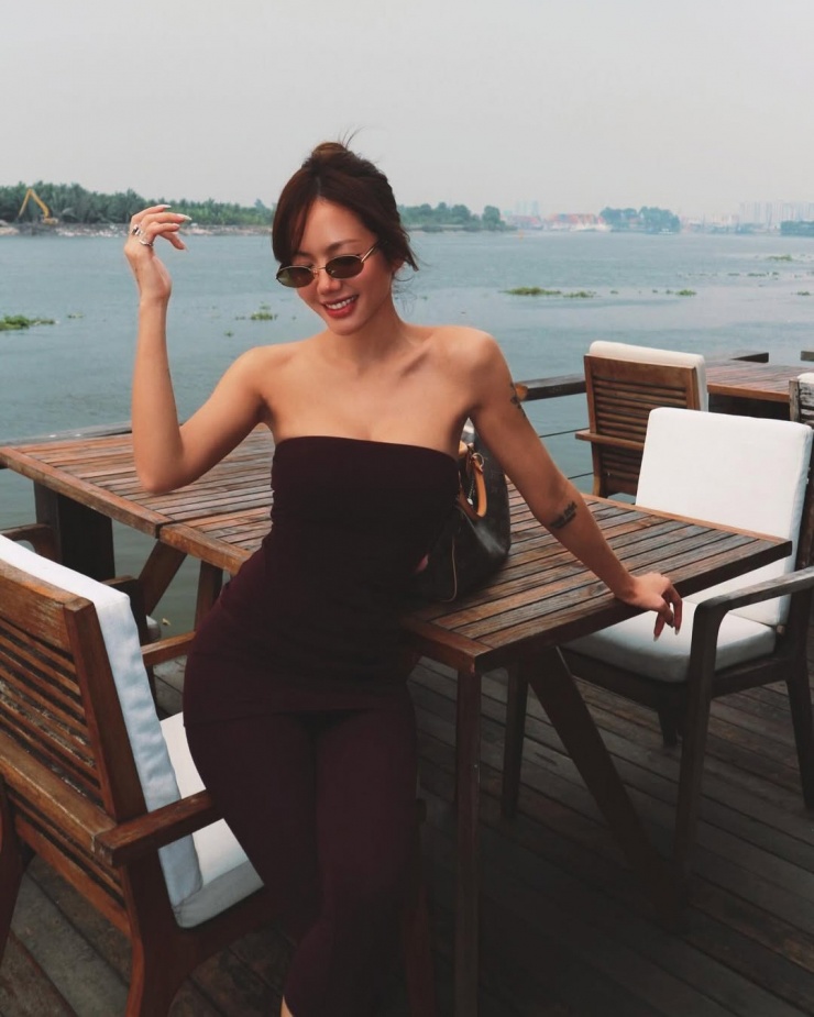 Phong cách của nữ ca sĩ gần đây cũng phóng khoáng hơn, cập nhật xu hướng của các fashionista Âu Mỹ.