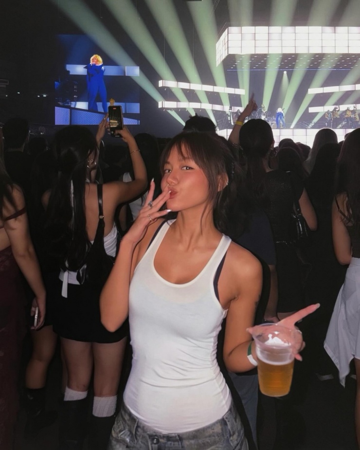 Mỹ nhân 36 tuổi trông trẻ trung khi diện đồ sporty, ôm sát hình thể, làm nổi bật vẻ cá tính.