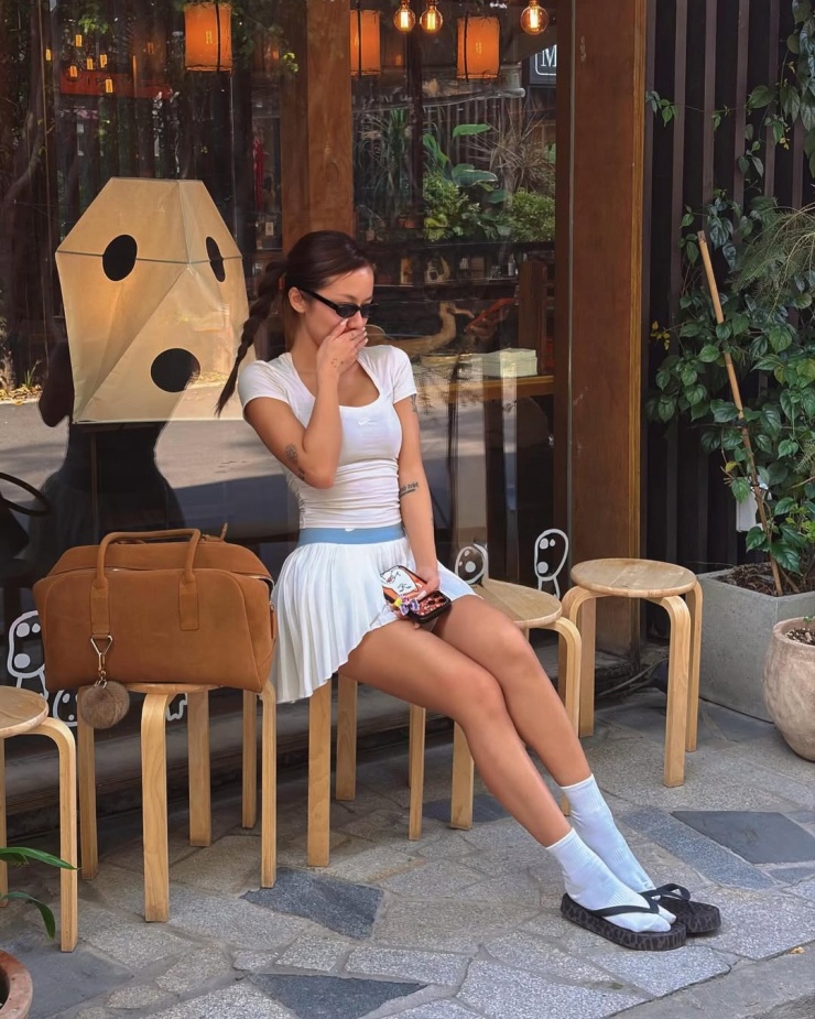 Phong cách athletic chic với những set đồ thể thao nữ tính thường được Bella Hadid, Hailey Bieber... lăng xê cũng được Phương Ly ứng dụng.