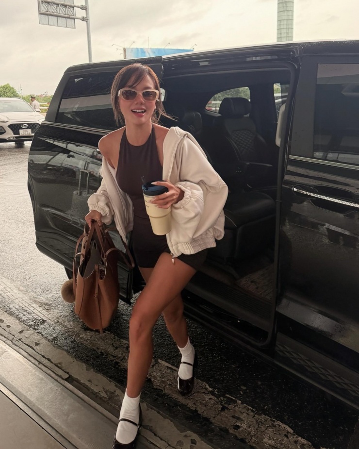 Nhờ việc nhuộm da, siết cân, Phương Ly chinh phục những bộ cánh ôm sát.