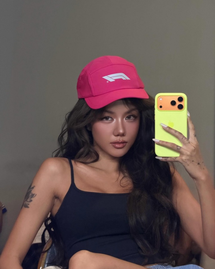 Diện mạo mới mẻ giúp Phương Ly được nhiều khán giả khen như 'búp bê da chocolate'.