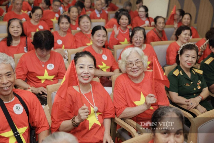 Hình ảnh các cụ cao tuổi vui tươi, tham gia Quốc ca chào mừng Quốc khánh 2/9 vừa qua. Ảnh: Gia Khiêm