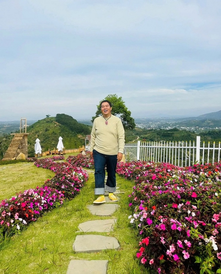 Hoàng Mập cho biết anh mất gần hai năm liên tục đi về giữa TP HCM và Lâm Đồng để trông coi việc thi công khu biệt thự nghỉ dưỡng ở Di Linh. Cơ ngơi của diễn viên nằm trên mảnh đất 10.000 m2 vừa hoàn thiện và vào sử dụng từ tháng 1/2026.