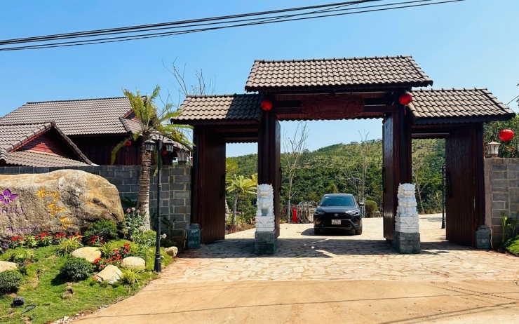 Cổng vào khu nghỉ dưỡng của Hoàng Mập. Diễn viên dự định sắp tới đưa bố mẹ từ Đồng Nai về đây sống, giúp trông coi cơ ngơi này trong khi anh và vợ con vẫn làm việc, học tập ở TP HCM, cuối tuần mới lên Lâm Đồng nghỉ ngơi.