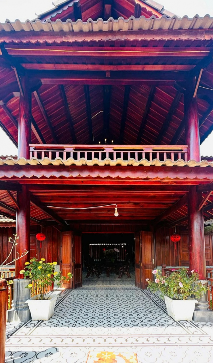 Biệt thự chủ yếu được xây dựng bằng chất liệu gỗ, có tổng cộng 10 phòng ngủ, ba bếp, hai phòng khách, hai phòng thờ, 11 phòng vệ sinh.