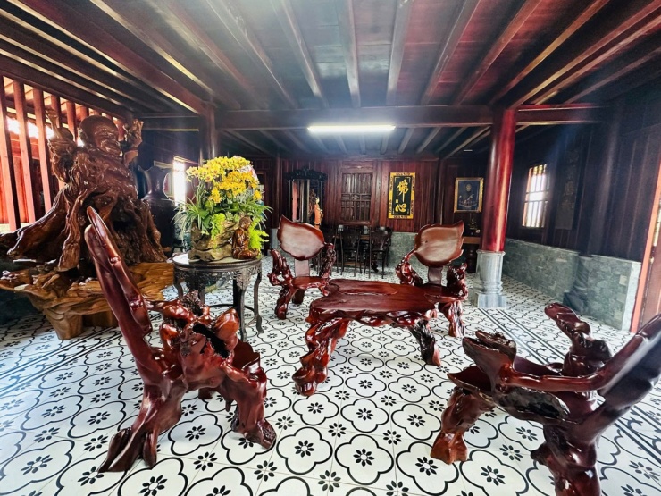 Diễn viên sắm sửa bàn ghế, các vật dụng trang trí trong nhà theo phong cách độc đáo, gần gũi thiên nhiên.