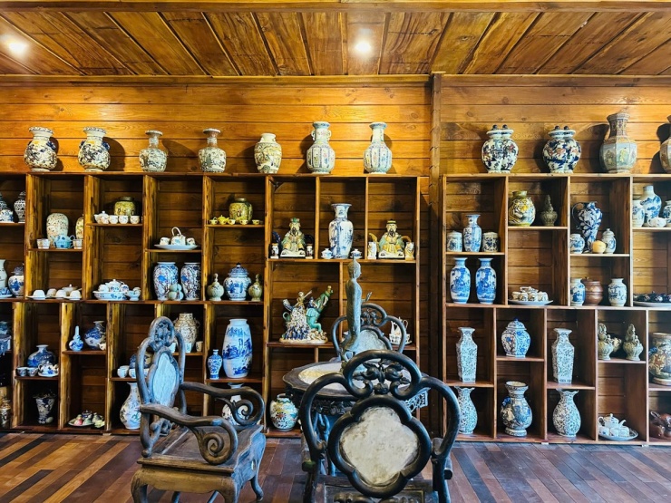 Hoàng Mập sưu tầm hàng trăm chiếc bình với hình dạng, kích thước, hoa văn khác nhau, từ lớn đến nhỏ.