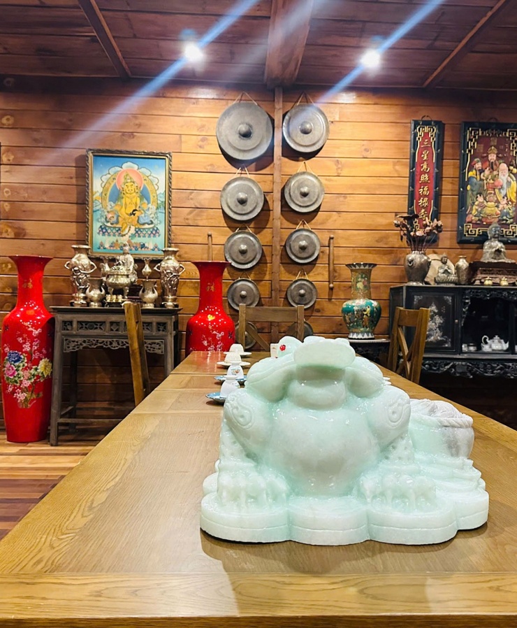 Biệt thự bài trí cả những vật dụng có ý nghĩa phong thủy nhằm mang lại may mắn, tài lộc, sức khỏe cho gia chủ.