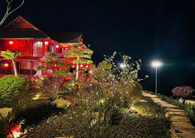 Quang cảnh biệt thự sân vườn của Hoàng Mập về đêm.