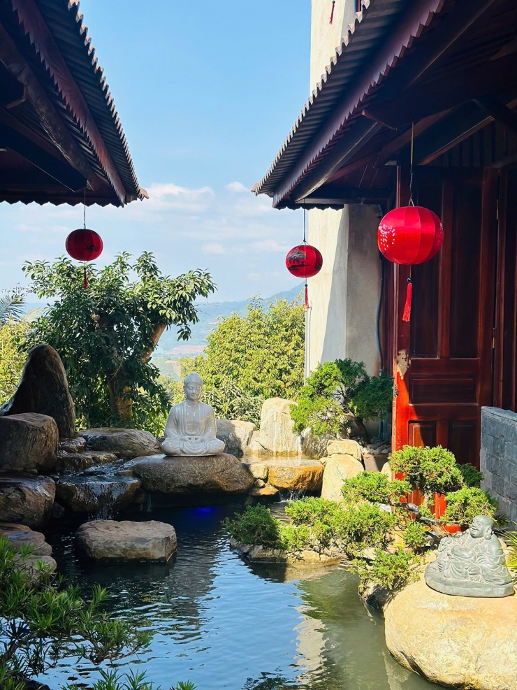 Hồ cá Koi và khu tiểu cảnh là nơi Hoàng Mập hay ra ngồi chơi, ngắm cảnh, tận hưởng cảm giác thư thái, lấy lại cân bằng sau những ngày làm việc bận rộn.