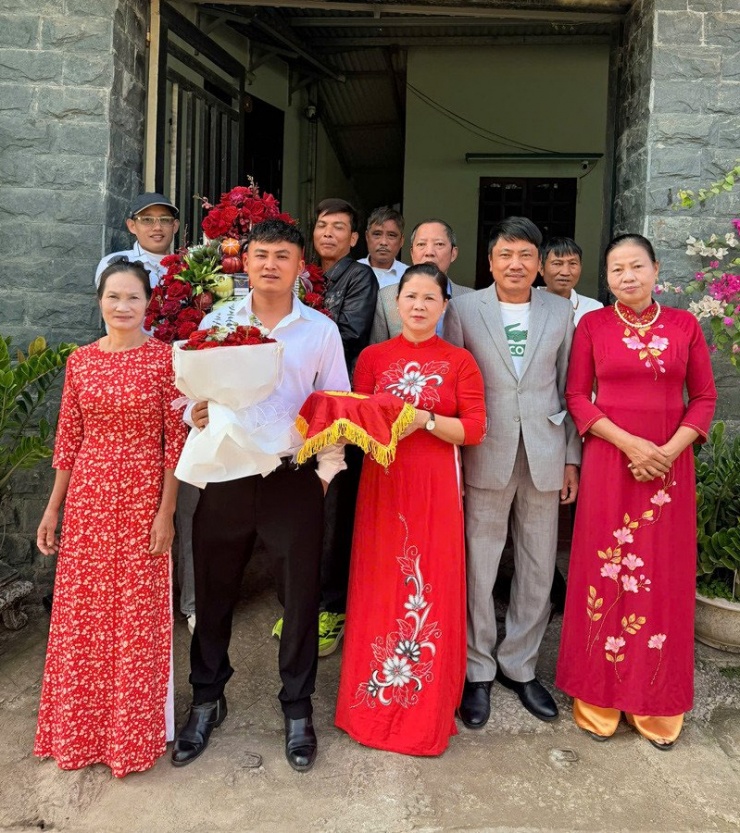 Hoàng lần thứ 2 sang nhà Thương hỏi cưới 