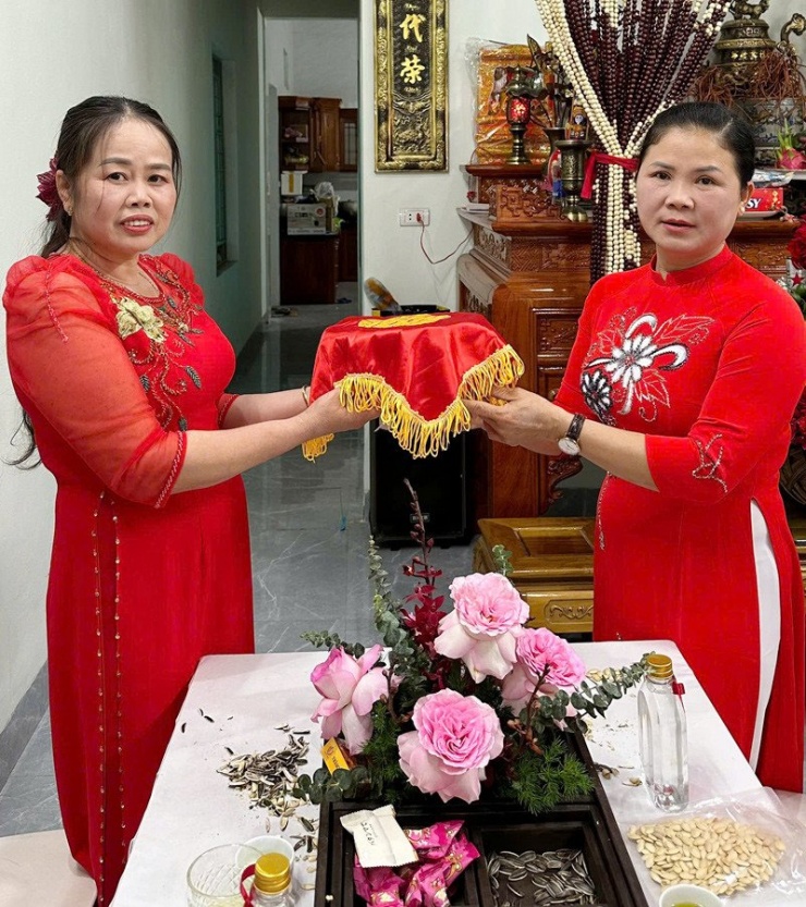 Mẹ chồng (bên phải) của Thương trao lễ xin dâu 