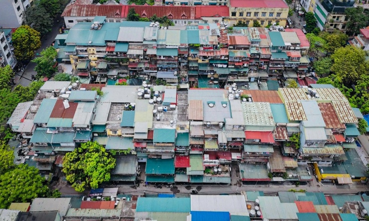 Để tái cấu trúc đô thị theo Quy hoạch tổng thể tầm nhìn 100 năm, UBND TP Hà Nội đặt mục tiêu di dời khoảng 861.000 dân khỏi các khu vực trọng điểm như ven sông Hồng, phố cổ và trong Vành đai 3 theo lộ trình hai giai đoạn đến năm 2045.