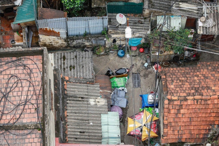 Dù được xác định là bước ngoặt lịch sử để tái cấu trúc đô thị, việc di dời 861.000 người dân khỏi các khu vực trọng điểm như phố cổ, ven sông Hồng và trong Vành đai 3 vẫn đặt ra nhiều trăn trở của người dân nằm trong khu vực quy hoạch.