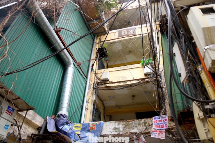Nằm ở vị trí "đất vàng" vùng lõi Thủ đô nhưng nhiều hộ dân phải sống trong những căn tập thể xuống cấp nhiều năm.