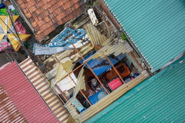 Nhiều gia đình chỉ có diện tích 15-20m², nên buộc phải quây tôn, chắp vá và dựng thêm tầng để nới rộng chỗ ở. Trong điều kiện sinh hoạt xuống cấp ấy, họ vẫn cố bám trụ vì sinh kế thuận lợi ngay trung tâm thành phố.