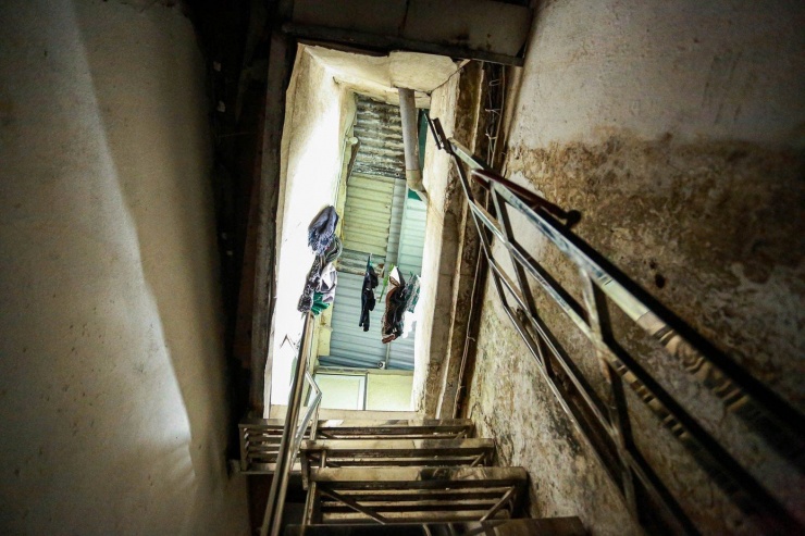 "Dân ở đây đa phần là lao động tự do, sống bám vào cái chợ, cái bến. Giờ rời đi là mất đi nguồn sống. Người trẻ còn đi làm công ty được, chứ những người già như chúng tôi ra vùng ven không biết phải làm gì", bà Minh lo lắng.