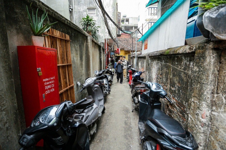 Nỗi lòng của bà Lan cũng là tâm trạng chung của bà Minh, một hộ dân đang sinh sống tại phường Hồng Hà – khu vực nằm trong quy hoạch phân khu đô thị sông Hồng. Cả đời sống dựa vào bãi sông, buôn bán trong chợ đầu mối, bà Minh đau đáu khi nghĩ đến viễn cảnh phải chuyển ra vùng ngoại thành.