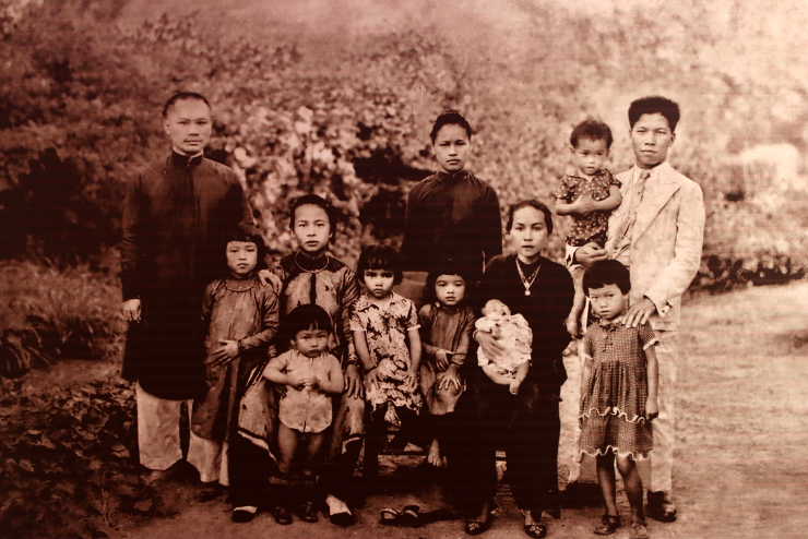 Bức ảnh trên ghi lại hình ảnh gia đình của hai người con gái của chí sĩ Phan Châu Trinh. Mẹ của bà Nguyễn Thị Bình tên là Phan Thị Châu Lan, là con gái thứ hai của cụ Phan Châu Trinh. Nguồn ảnh: Hồi ký Nguyễn Thị Bình - "Gia đình, Bạn bè và Đất nước".