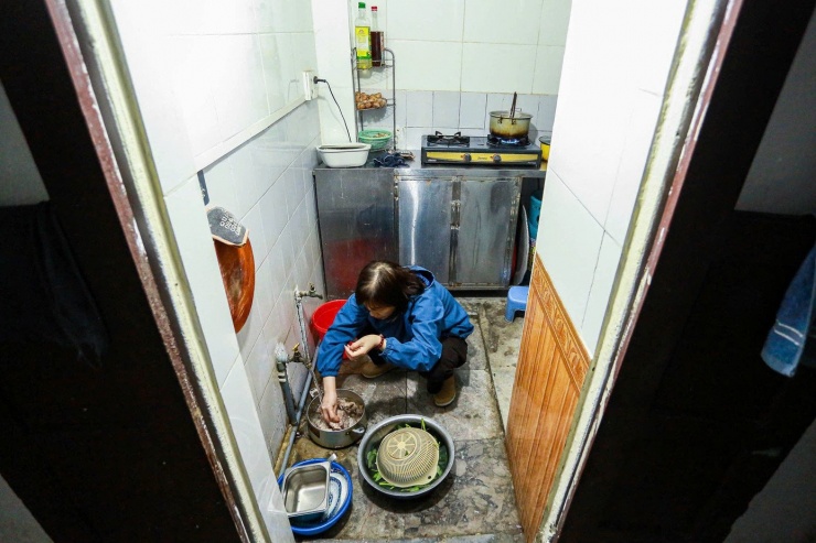 Gắn bó hơn nửa đời người với căn hộ vỏn vẹn 30m2 tại khu tập thể Trung Tự, bà Lan không giấu được sự âu lo khi nghe tin nơi này có thể nằm trong diện phải di dời. Dù không gian sống hiện tại chật hẹp, nhưng lợi thế bước chân xuống đường là có kế sinh nhai khiến bà đắn đo. "Nhà chật chỉ là nơi ngủ, quan trọng là kế sinh nhai. Giờ chuyển ra ngoại thành khang trang hơn nhưng liệu có buôn bán được không? Nghĩ đến viễn cảnh đó, tôi cứ thấp thỏm không yên," bà Lan ngậm ngùi chia sẻ.