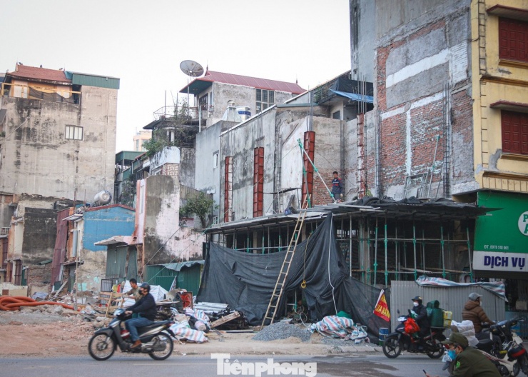 Sau khi bàn giao mặt bằng để mở đường vành đai 1, anh Nguyễn Văn Hùng, một hộ dân tại Giảng Võ cho biết, dù đang xây lại nhà nhưng anh vẫn thấp thỏm khi nghe về các quy hoạch tổng thể tầm nhìn 100 năm. "Gia đình vừa ổn định lại sau giải phóng mặt bằng, giờ chỉ mong quy hoạch của thành phố có tính kế thừa và ổn định lâu dài. Người dân sợ nhất là cảnh vừa xây xong nhà, ổn định chỗ làm ăn thì vài năm tới lại vướng vào điều chỉnh quy hoạch mới", anh Hùng bày tỏ.