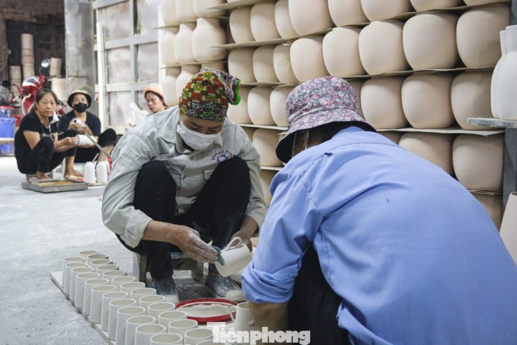 Với đặc thù "nhà là xưởng, ngõ là chợ", các làng nghề lâu đời như gốm Bát Tràng, nỗi trăn trở lớn nhất là nguy cơ bị "đẩy" ra khỏi làng.