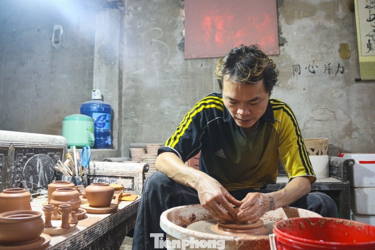 "Nghề truyền thống là nghề cha truyền con nối, làm bất kể ngày đêm ngay tại nhà. Nếu phải di dời xưởng ra xa, vừa tốn kém chi phí thuê mặt bằng, vừa mất đi tính linh hoạt, tiện lợi thì e rằng nhiều hộ sẽ bỏ nghề", nghệ nhân Nguyễn Văn Trung tại Bát Tràng chia sẻ.