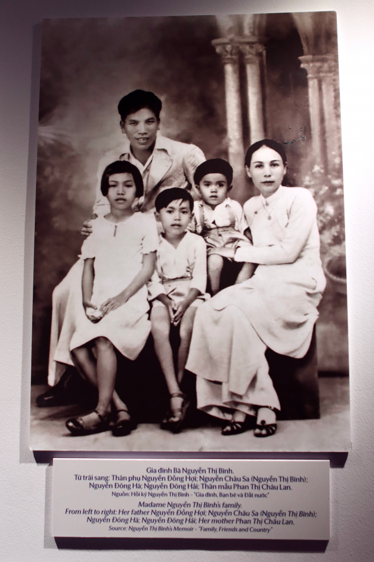 Trong ảnh là gia đình của nguyên Phó Chủ tịch nước Nguyễn Thị Bình. Từ trái sang là thân phụ Nguyễn Đông Hới, bà Nguyễn Châu Sa (Nguyễn Thị Bình); ông Nguyễn Hà Đông, ông Nguyễn Đông Hải và thân mẫu Phan Thị Châu Lan. Nguồn ảnh: Hồi ký Nguyễn Thị Bình - "Gia đình, Bạn bè và Đất nước".
