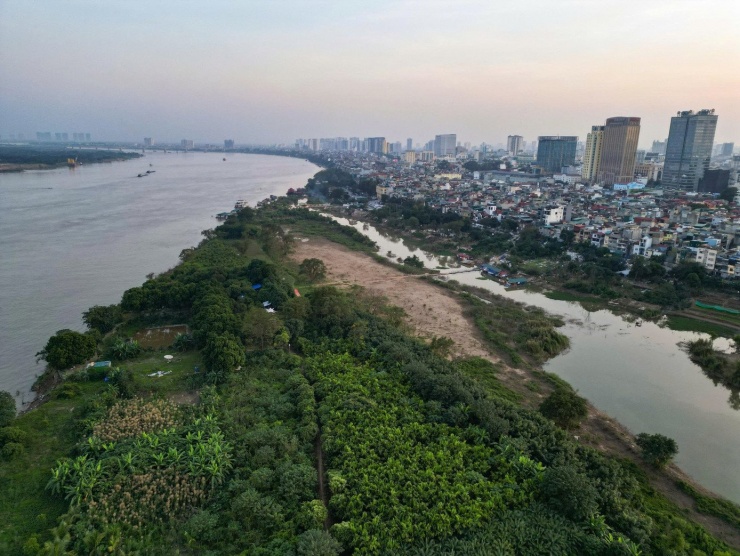 Trao đổi về quy hoạch Trục Đại lộ Cảnh quan sông Hồng, bà Hà Thị Vinh - Chủ tịch Hiệp hội Làng nghề Hà Nội, nghệ nhân làng gốm Bát Tràng cho biết, dù chưa nắm rõ chi tiết đồ án, người dân Bát Tràng vẫn đón nhận chủ trương "làng trong phố" với tâm thế đầy kỳ vọng và coi đây là vận hội mới để phát triển giao thương, cộng đồng sẵn sàng ủng hộ phương án bảo tồn lõi di sản kết hợp mở rộng thương mại. Nguyện vọng lớn nhất của người dân lúc này là quy hoạch sớm được cụ thể hóa, tạo hành lang pháp lý rõ ràng để địa phương bứt phá.