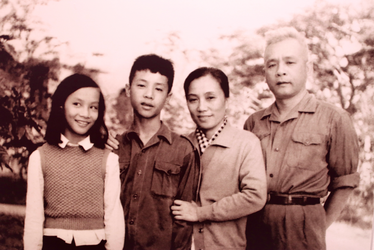 Bà Nguyễn Thị Bình kết hôn cùng ông Đinh Khang tại Hà Nội. Trong ảnh là khoảnh khắc gia đình đoàn tụ sau 5 năm bà tham gia đàm phán tại Hội nghị Paris. Nguồn ảnh: Bà Ngô Thị Hồng Loan - Quỹ Hòa&nbsp;bình và Phát triển TPHCM