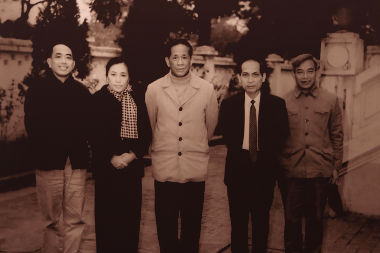 Bà Nguyễn Thị Bình chụp ảnh cùng Bí thư thứ nhất Đảng Lao động Việt Nam và đoàn Mặt trận Dân tộc Giải phóng miền Nam Việt Nam trước khi sang Pháp, tháng 10/1968.