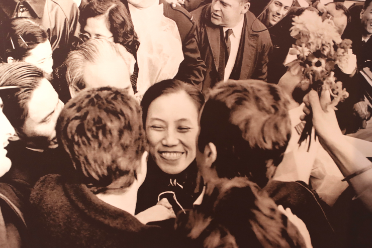 Bà Nguyễn Thị Bình đến Paris để tham dự hội nghị Hòa bình về chiến tranh tại Việt Nam. Trong ảnh là khi đến sân bay tại Pháp, bà Bình nhận được sự đón tiếp nồng nhiệt của hàng trăm người, phần lớn là kiều bào Việt Nam sinh sống tại Paris đã chờ đón sẵn tại sân bay.